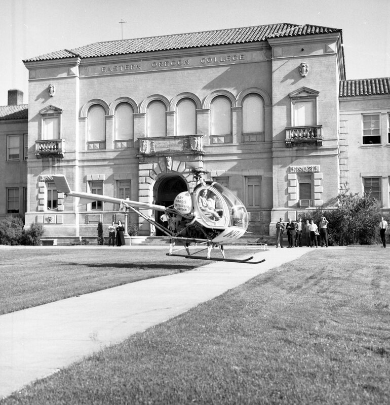 1967 Summer Graduation, Guest Arrival 02