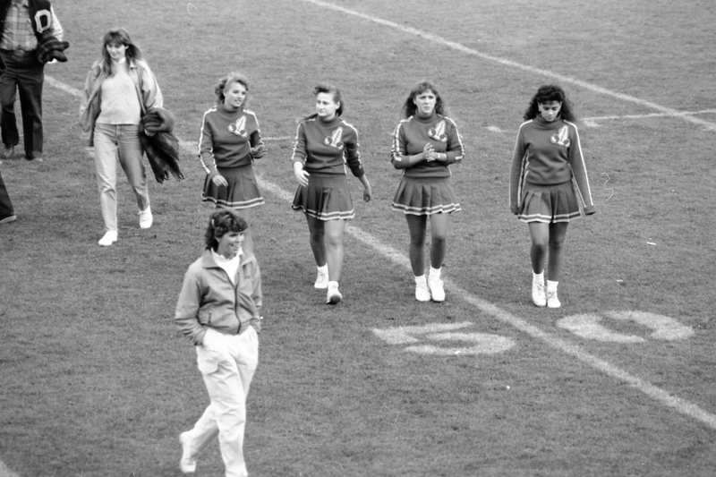 1987 Cheerleaders Walking 01
