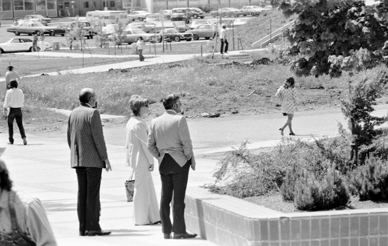 1974 Employees, Walking 02