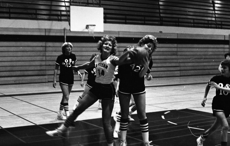 1982 Women's Basketball, EOSC vs. Southern Oregon State College, Action 05