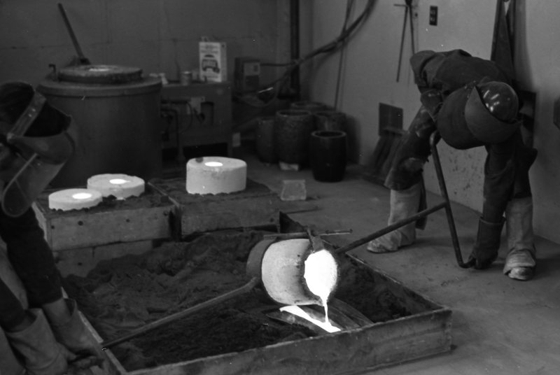 1977 Sculpture Class, Casting 02
