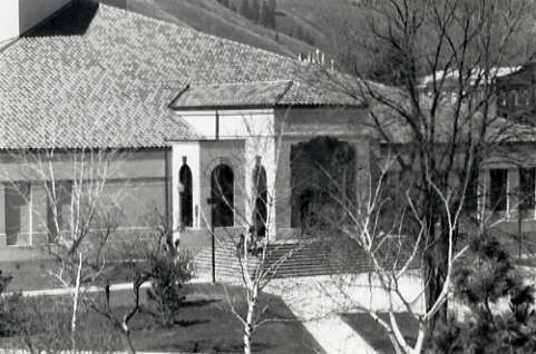1990 Loso Hall Entrance 01