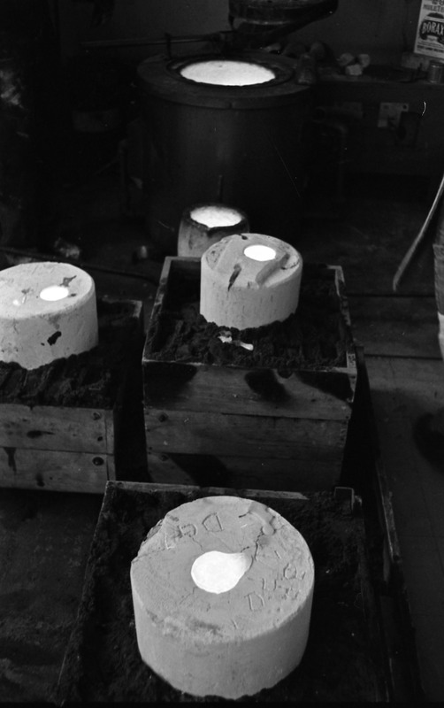 1977 Sculpture Class, Casting 06
