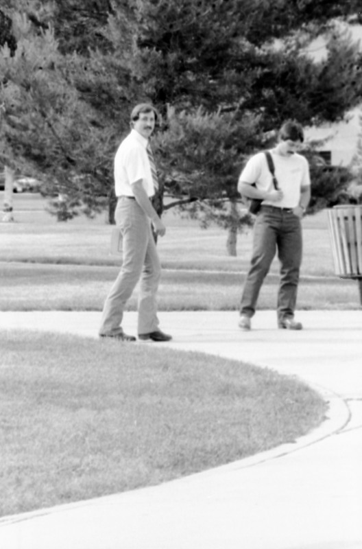 1986 Student Consults Professor 02