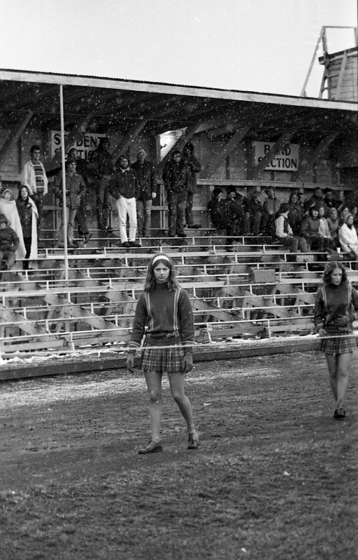 1975 Cheerleaders 04