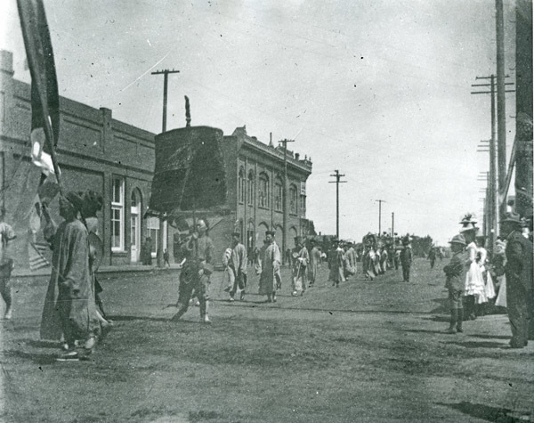 La Grande Parade, Chinese
