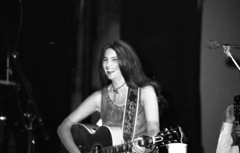 1982 Concert, Emmylou Harris 05