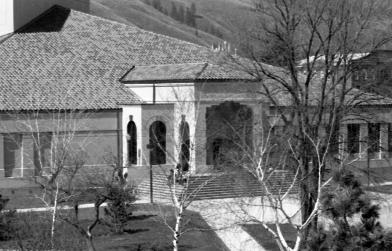 1990 Loso Hall Entrance 02