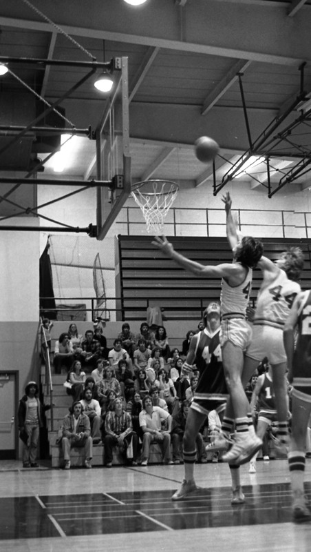1977 Basketball Action 05