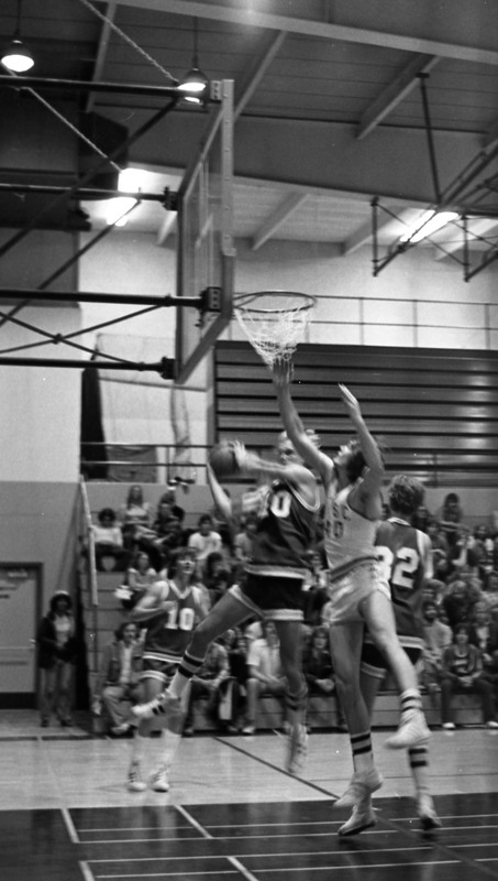 1977 Basketball Action 04