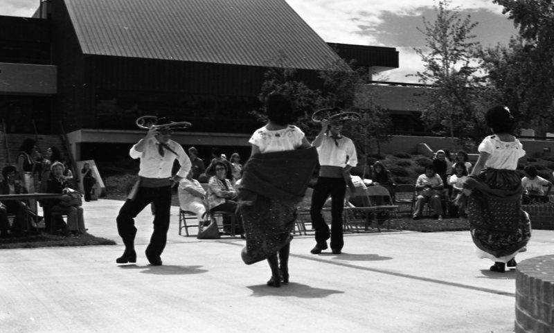 1978 Mexican Dancers 01