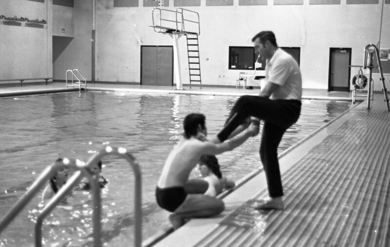 1977 Swimming, Lifesaving Class 06
