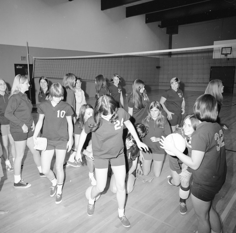 1972 Volleyball Players 01