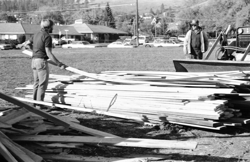 1987 Homecoming Bonfire Set-up 04