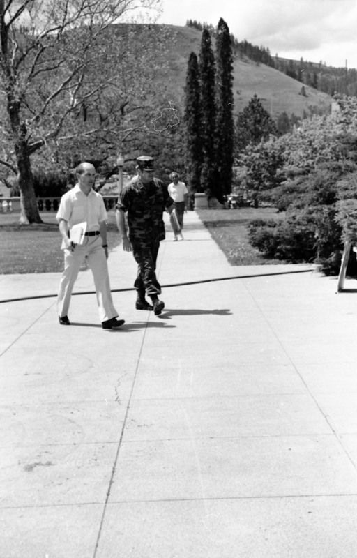 1988 Employees, Walking 01