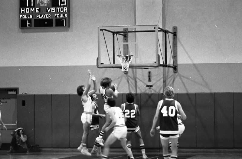 1977 Basketball Action 08