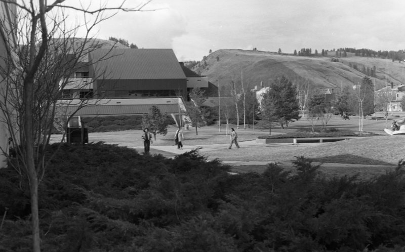 1983 Students, Walking on Campus 02