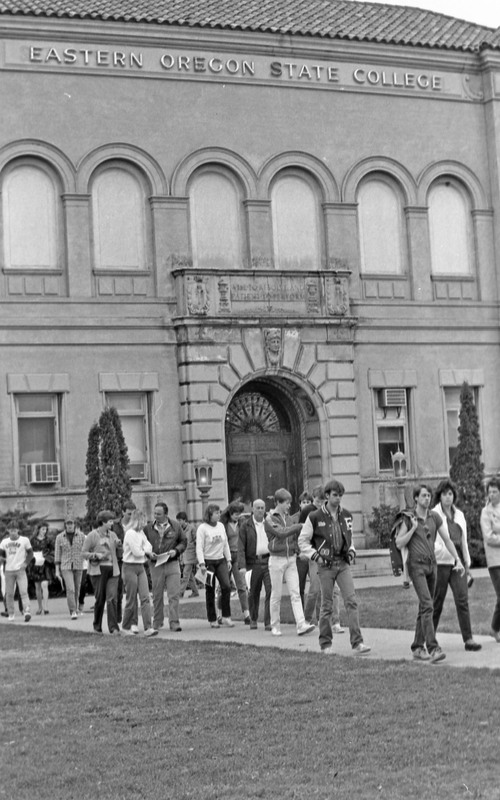 1986 Students &amp; Employees, Walking 08