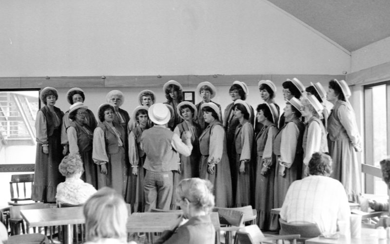 1982 Summer Graduation, Chorus 03