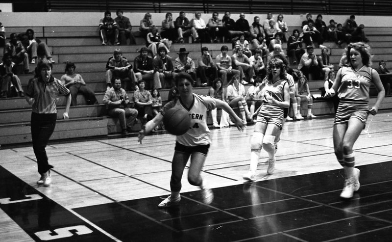 1982 Women's Basketball, EOSC vs. Lewis &amp; Clark, Action 04
