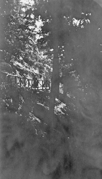 Reuter, Hillside Walkway