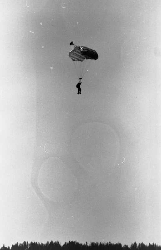 1987 New Student Days, Parachutist 02