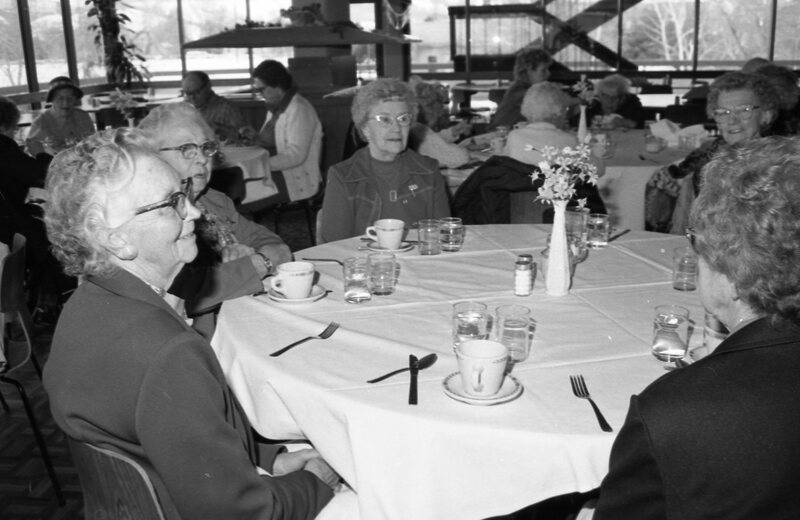 1985 Students Serve Elderly 03