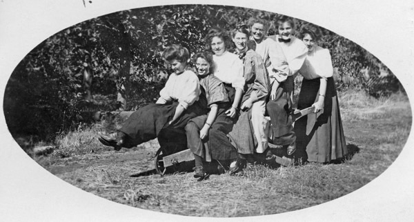 Reuter, Women on Wheelbarrow