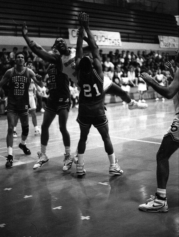 1991 Men's Basketball Action, Southern Oregon at EOSC 04