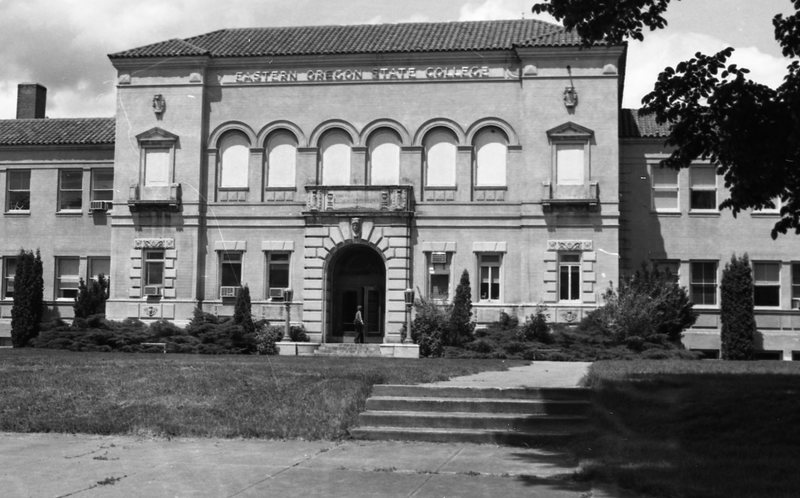 1981 Inlow Hall Entrance 02