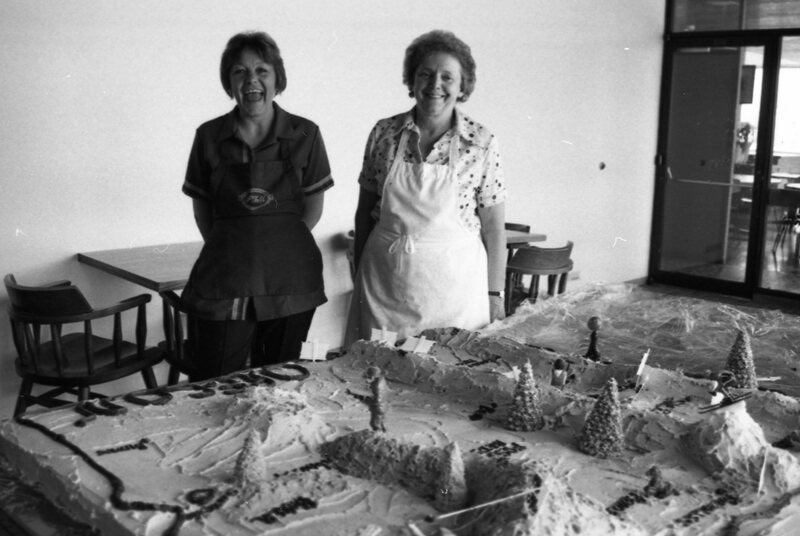 1985 Chancellor Visit, Cake 02