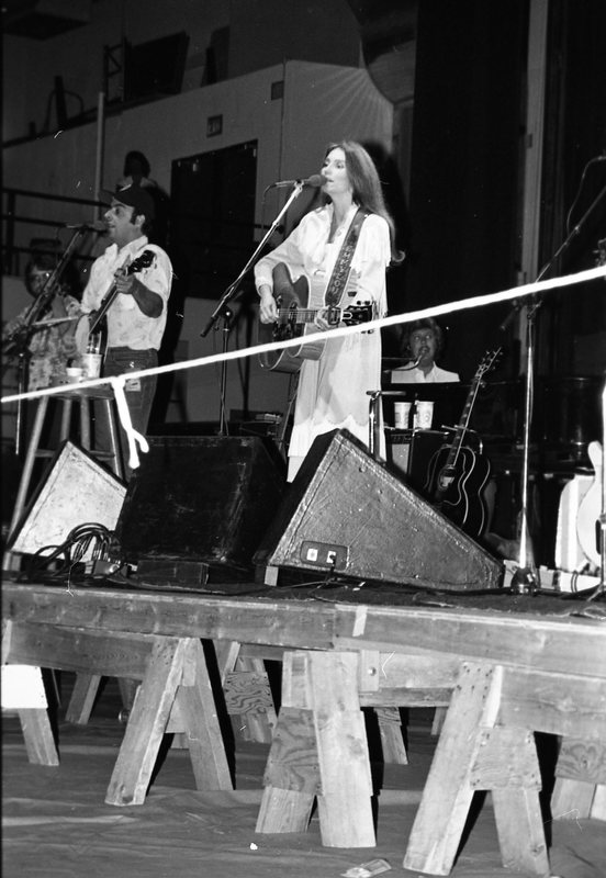1982 Concert, Emmylou Harris 17
