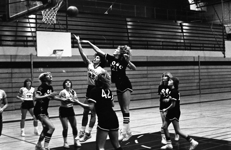 1982 Women's Basketball, EOSC vs. Southern Oregon State College, Action 02