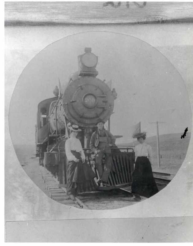 1900+/- Oregon, Locomotive