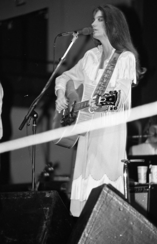 1982 Concert, Emmylou Harris 18