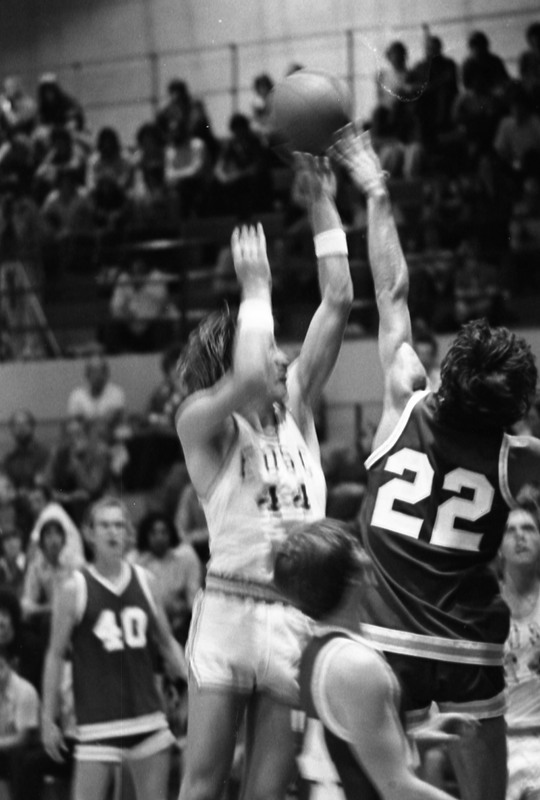 1977 Basketball Action 03