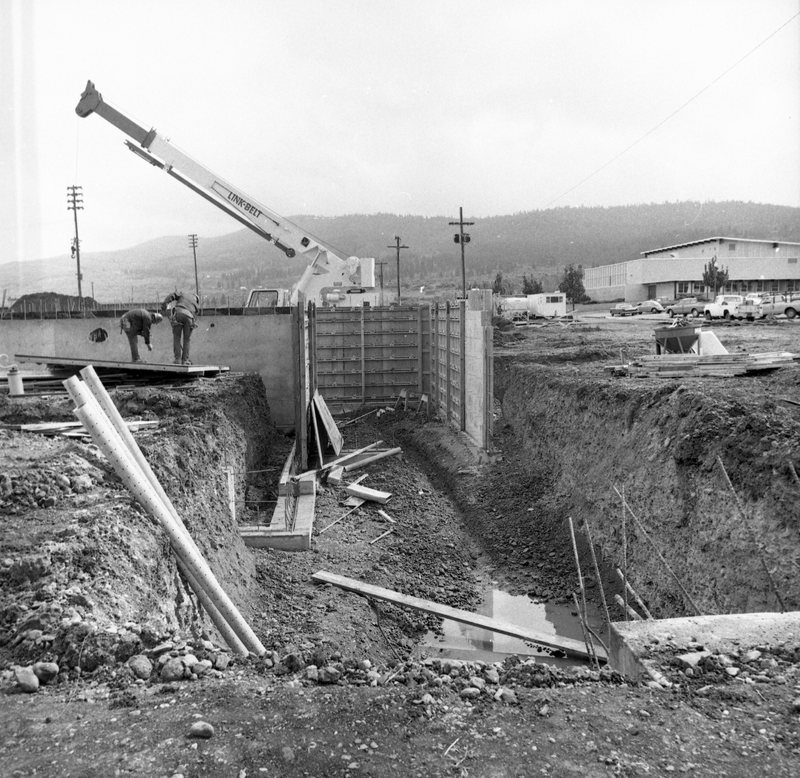 1972 Hoke Hall Construction 01