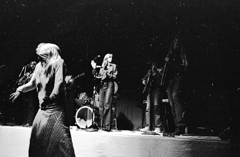 1974 Concert, Band &amp; Dancer 01