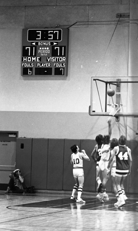 1977 Basketball Action 07