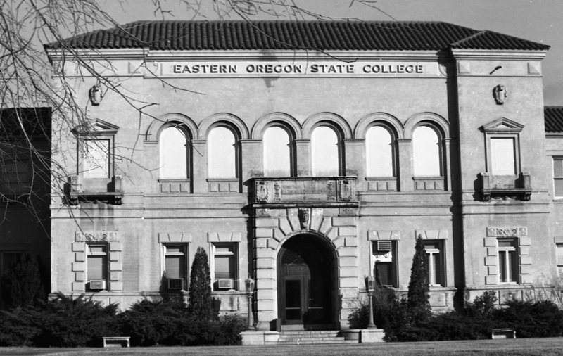 1987 Inlow Hall Entrance 1