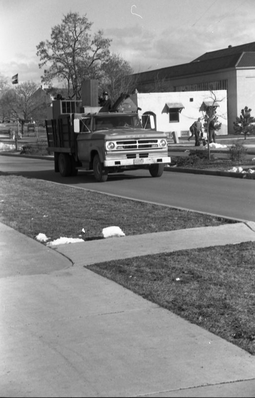 1990 Loso Hall, Moving In 01