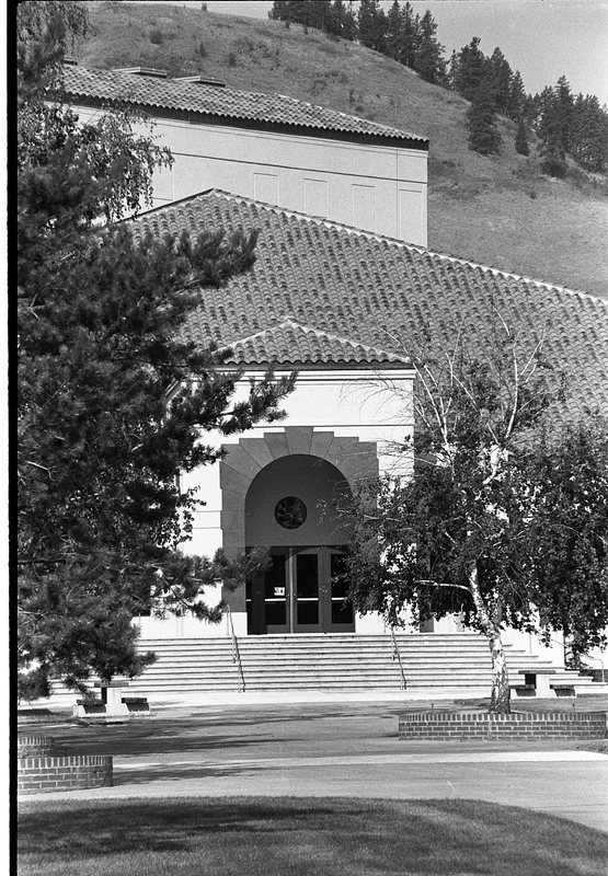 1991 Loso Hall Entrance 01
