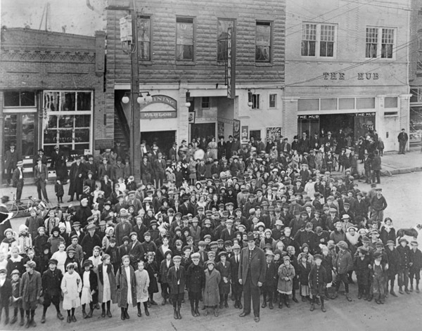 La Grande, Street Crowd