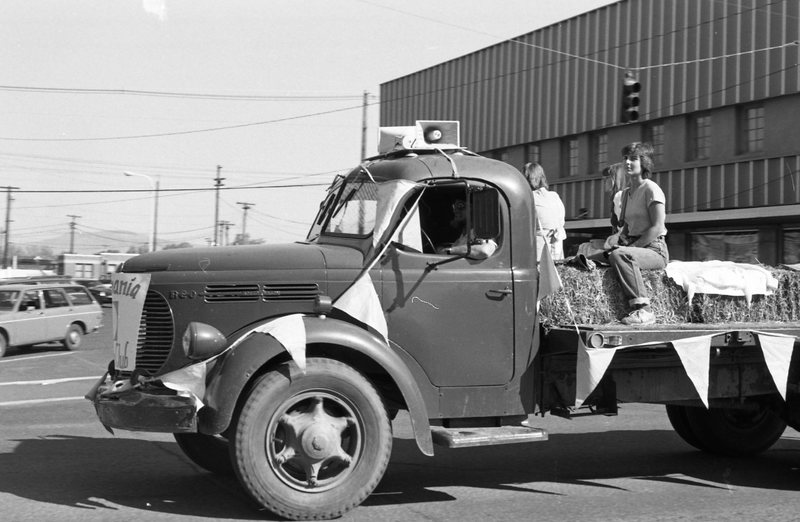 1981 Homecoming Parade, Folk Dancers 09