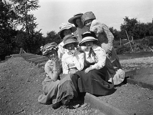 La Grande, Girls in Hats 2
