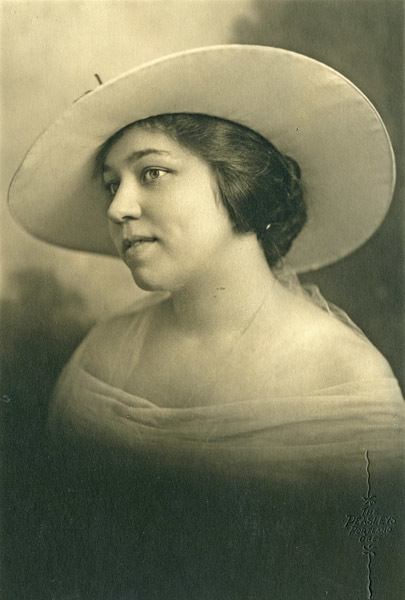 Portrait - Hall, Eoloise
