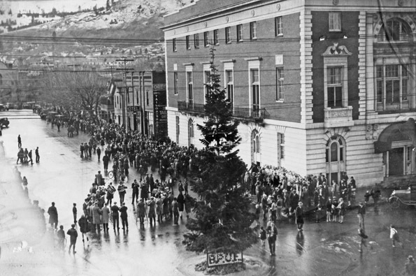 La Grande, Candy Distribution 1