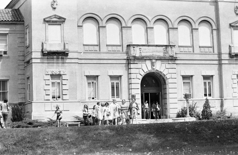 1974 Employees, Walking 03