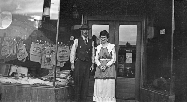 Elgin, Hill Hardware Store 1