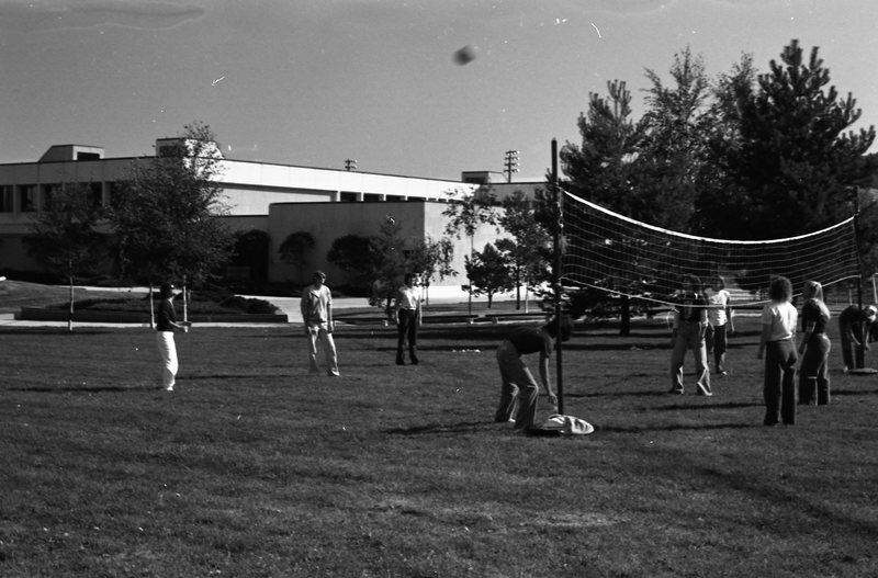 1981 Volleyball, New Students 05